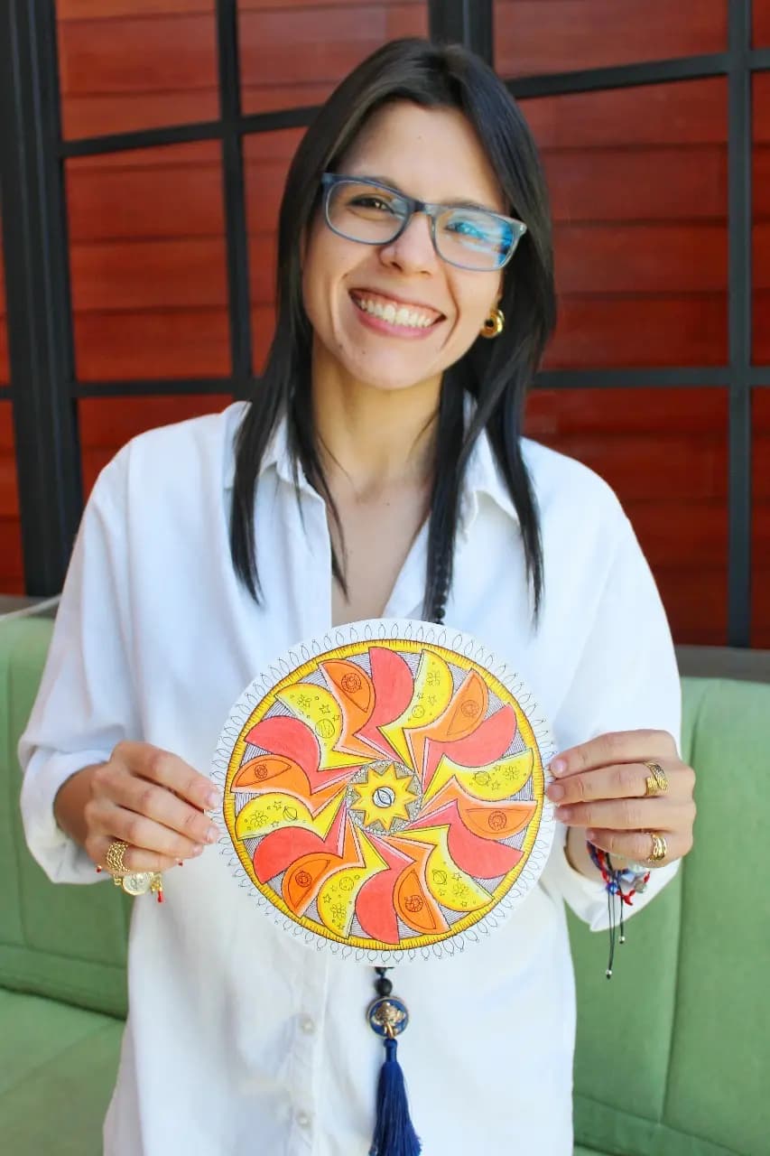 Gaby sostiene una ilustración circular de colores vivos